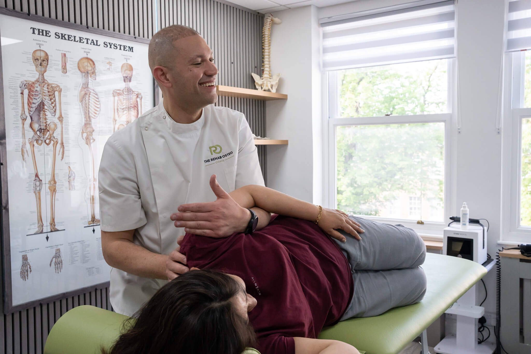 DSC05942 osteopath using osteo techniques on a shoulder of a woman